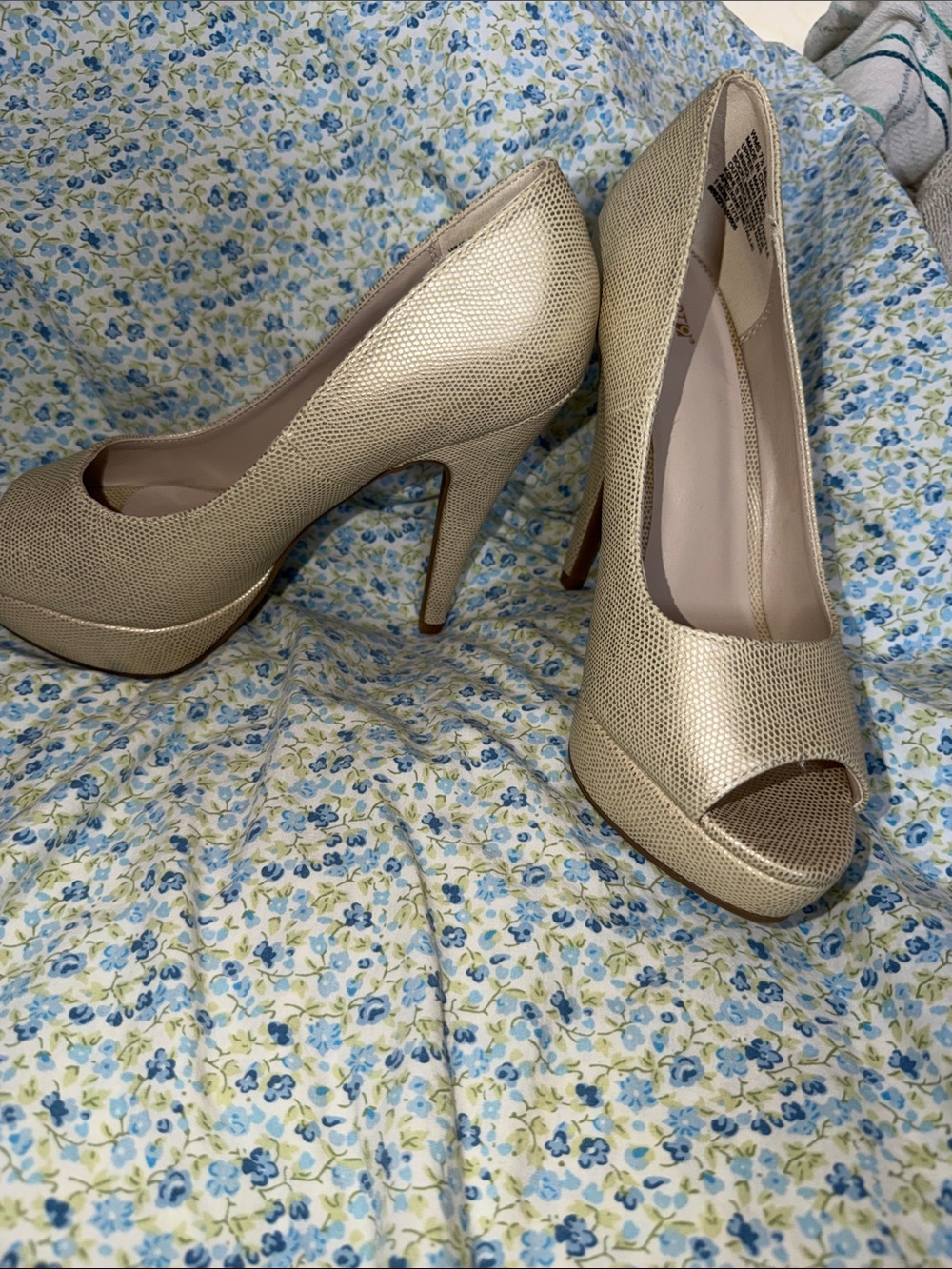 Apt. 9 Metallic Gold Peep-Toe Platform Pumps size woman’s 7.5